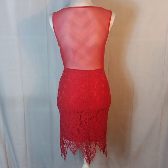 Elegant Red Bodycon Lace Dress - Picture 5 of 10